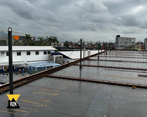 Sistema de linha de vida horizontal da R2K Proteção Coletiva. Equipamento projetado para garantir a ancoragem contínua e segura de profissionais, em total conformidade com a NR-35 e testes de carga rigorosos.