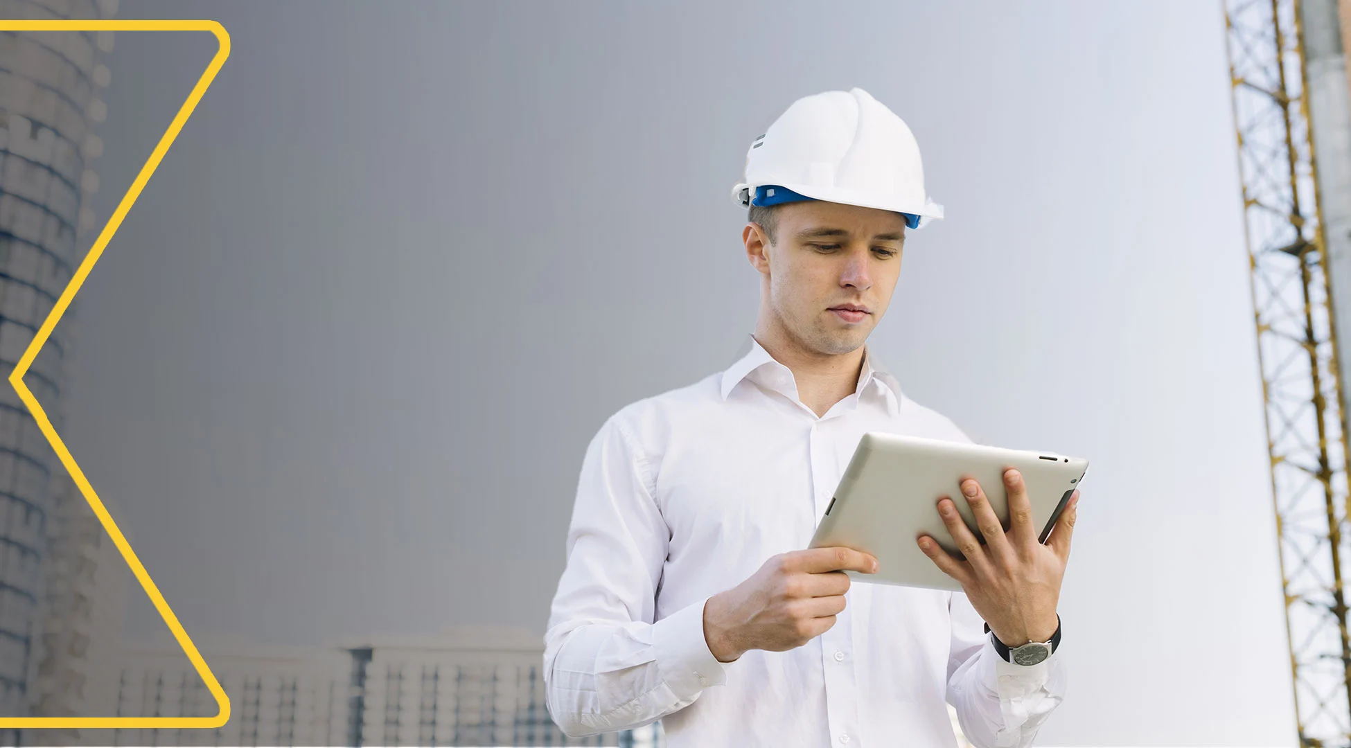 Engenheiro da R2K consultando tablet em canteiro de obras com elementos gráficos em amarelo.