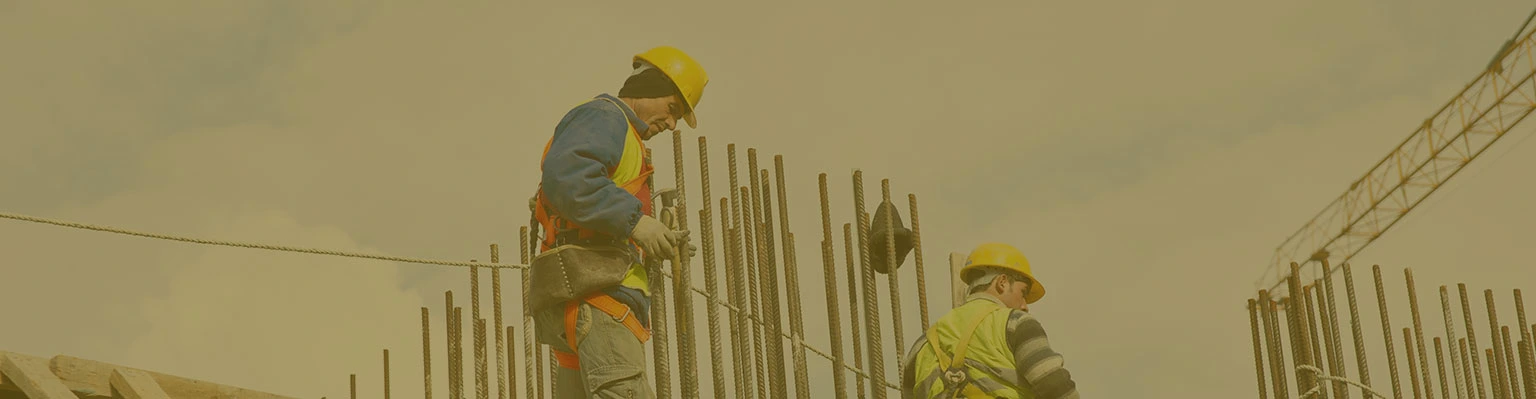 Especialista da R2K observando instalação de sistemas de proteção coletiva em canteiro de obras de grande porte em São Paulo.