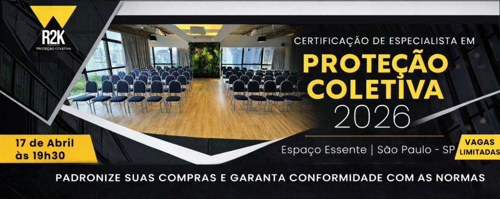 Flyer do evento Certificação de Especialista em Proteção Coletiva 2026 da R2K. A imagem mostra uma sala de conferências moderna com cadeiras organizadas e vista panorâmica da cidade de São Paulo. O texto destaca: 17 de Abril às 19h30 no Espaço Essente, focado em padronização de compras e conformidade com as normas para decisores.